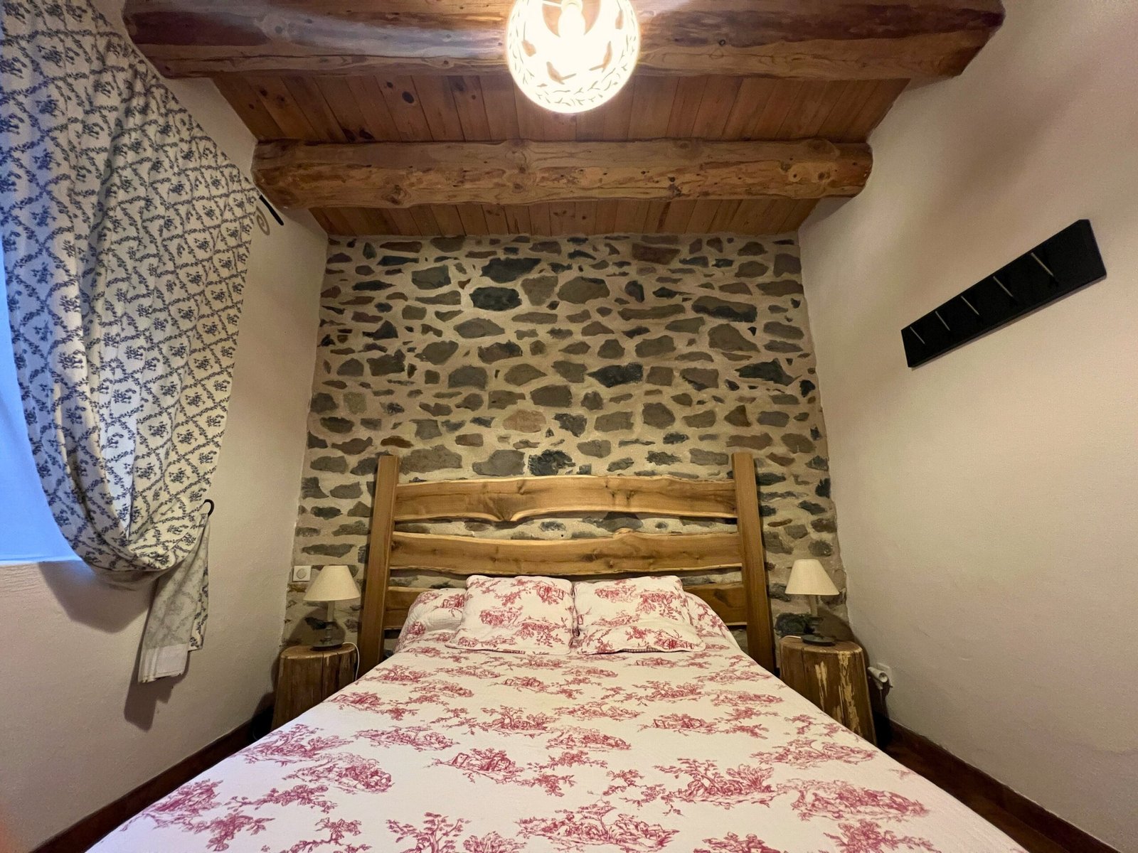 La Chambrette, lit en 140 cm contre le mur de pierre