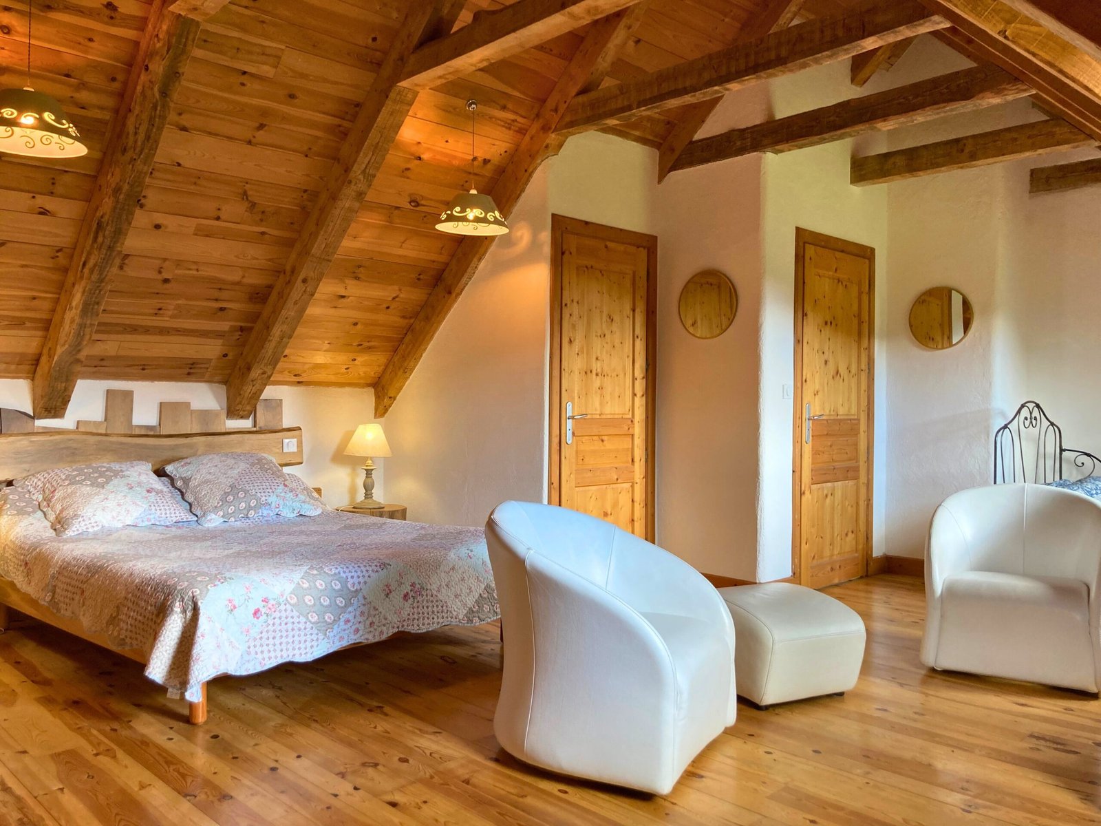 Chambre Cœur de Chêne, lit double et fauteuils blancs