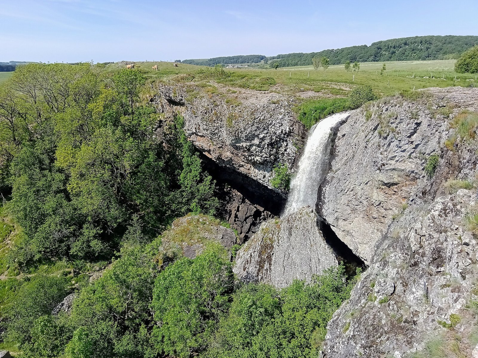 La cascade du Déroc tombant d’une falaise de basalte sur l’Aubrac