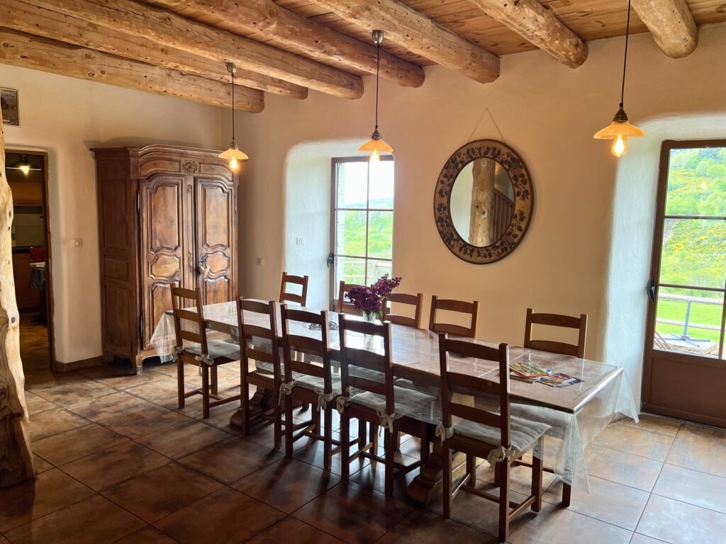 La salle à manger et sa grande table