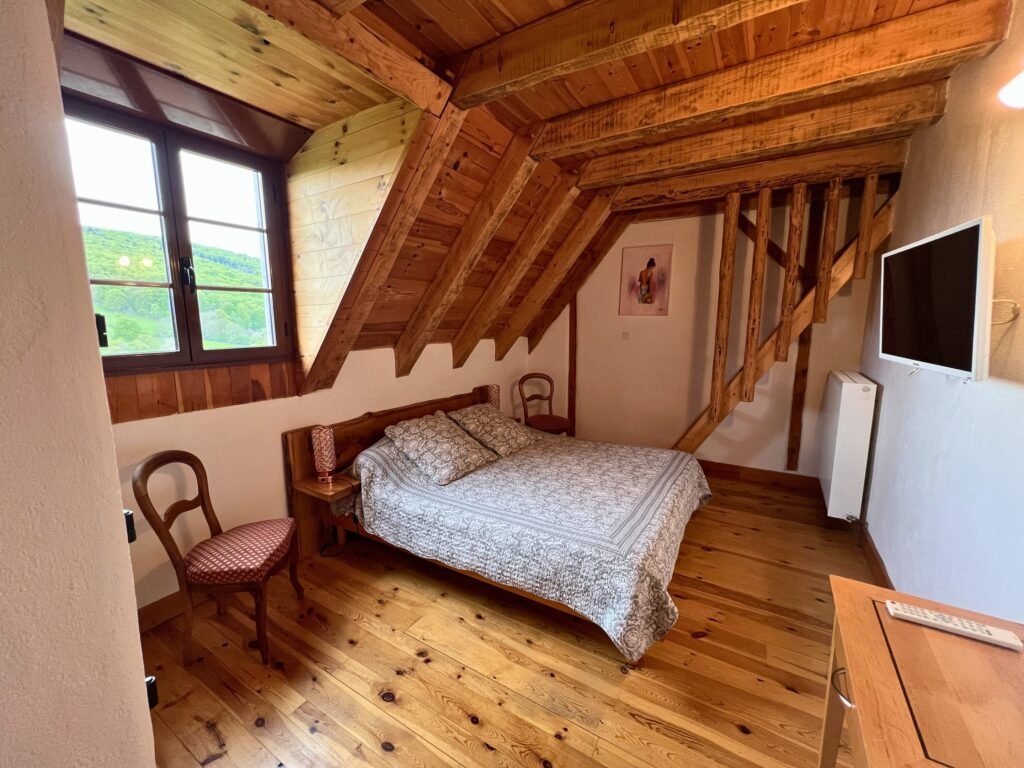 Chambre Élisa, lit en 160 cm sous les poutres