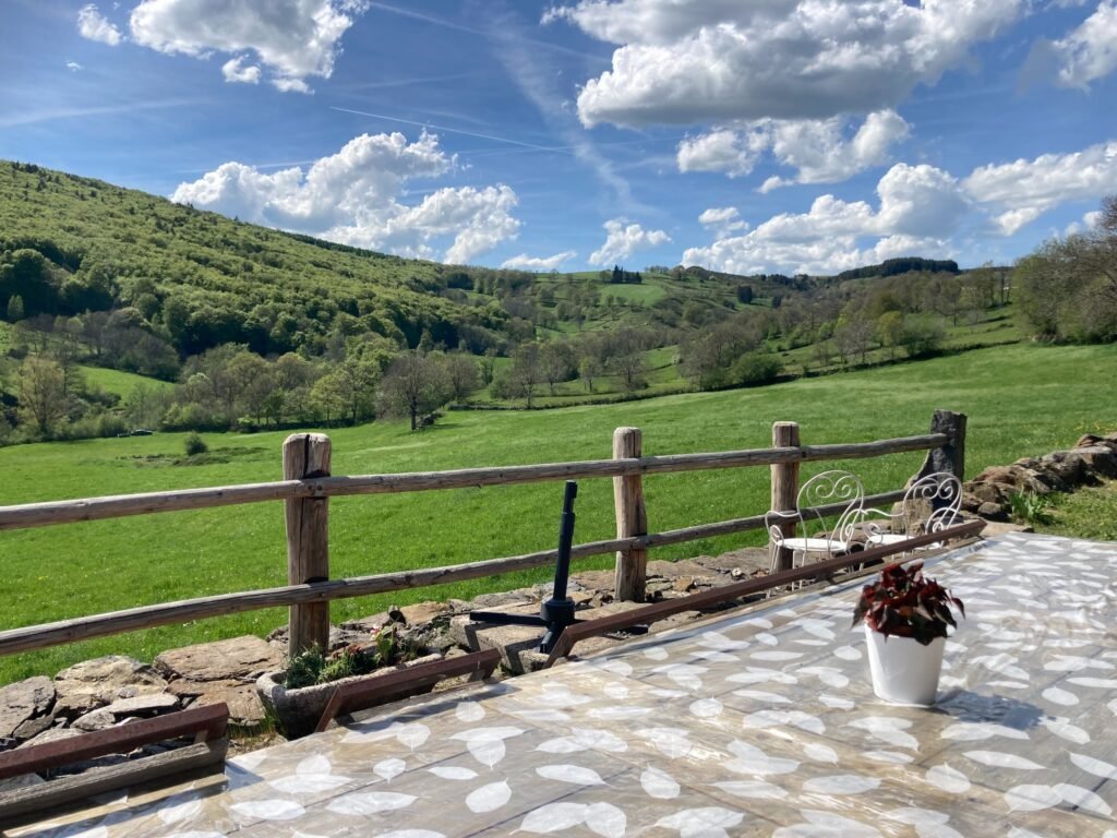 Terrasse de La Tarabelle avec vue sur la vallée