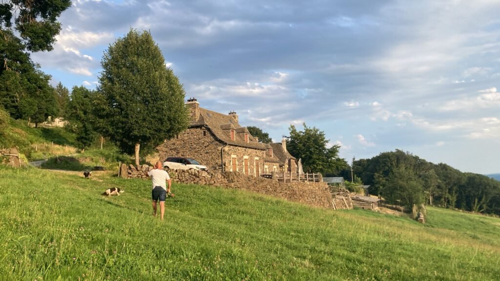 La maison et son pré en fin de journée