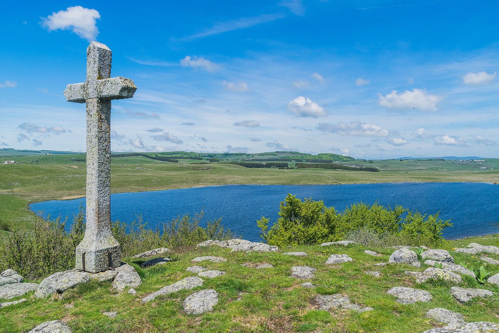 La croix de pierre au-dessus du lac de Saint-Andéol, sur l’Aubrac