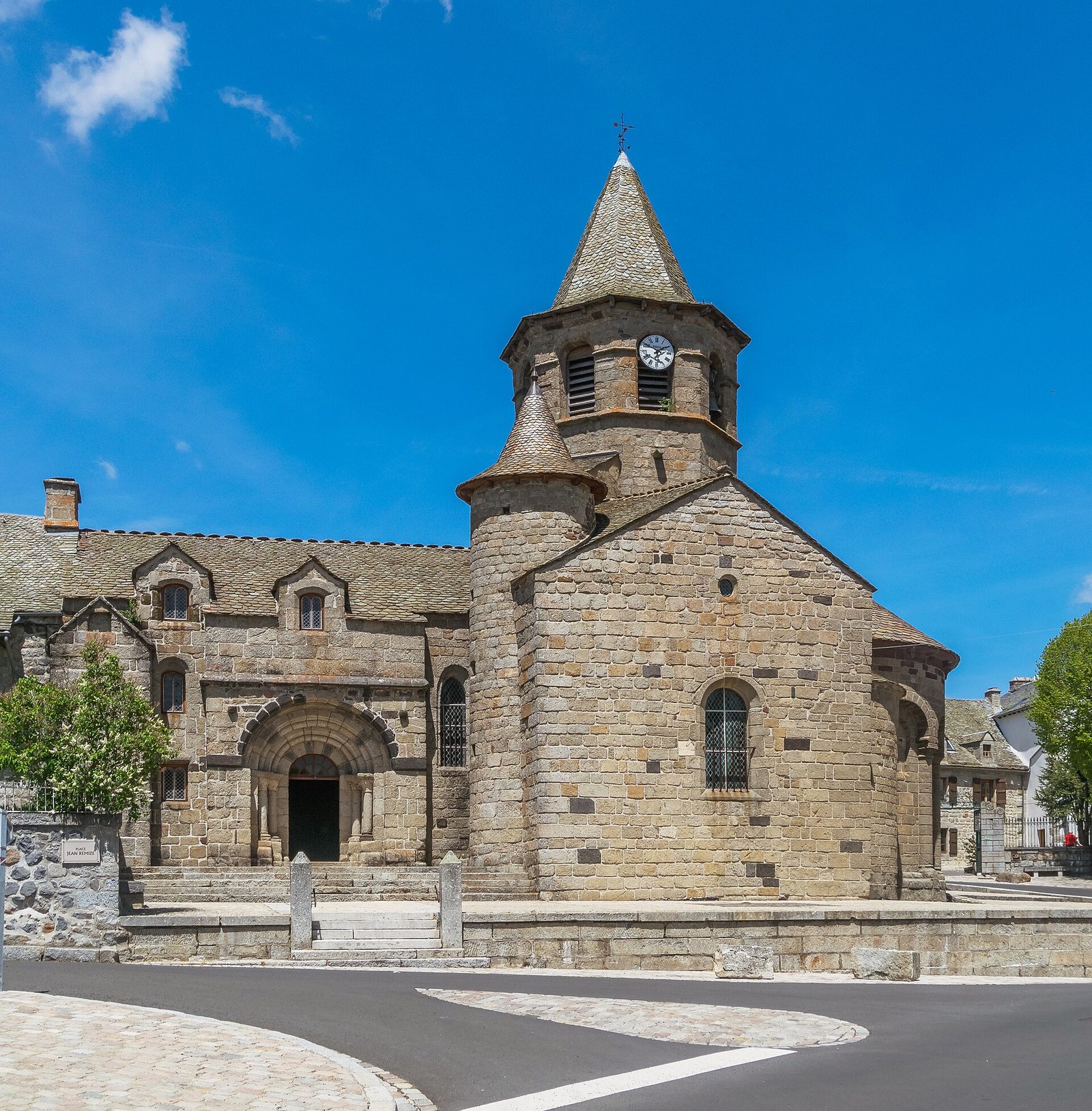 L’église romane Sainte-Marie de Nasbinals et son clocher octogonal