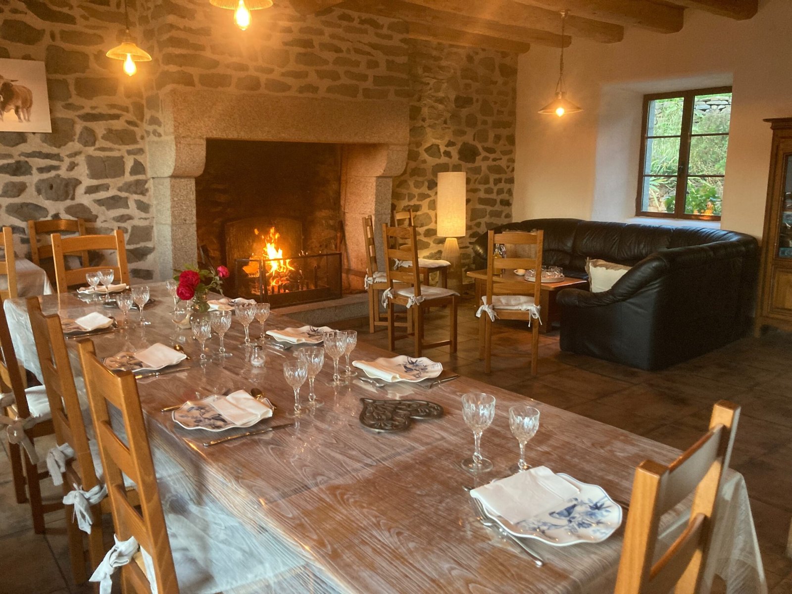 Table d’hôtes dressée devant la cheminée