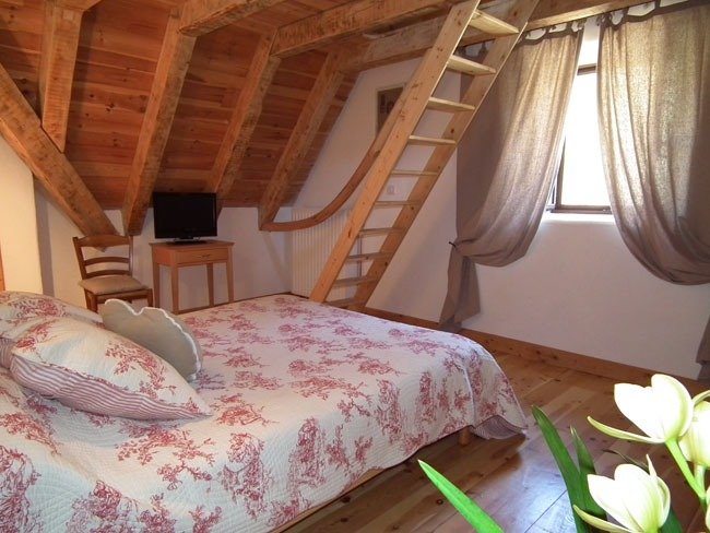 Lit de la chambre Rosalie et échelle de la mezzanine