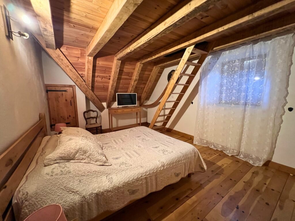 Chambre Rosalie sous la charpente apparente