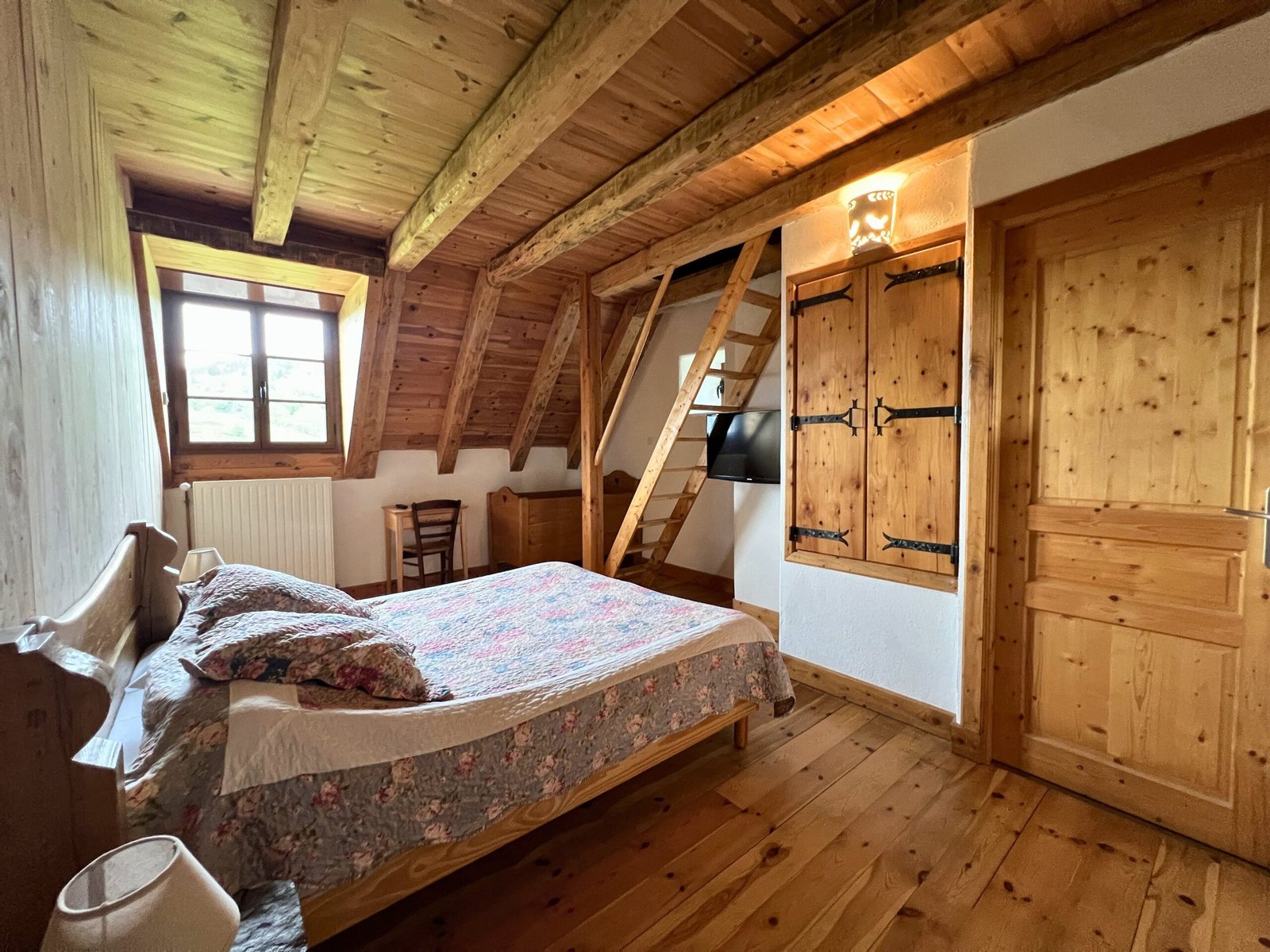 Chambre Sauvage, boiseries et charpente apparente