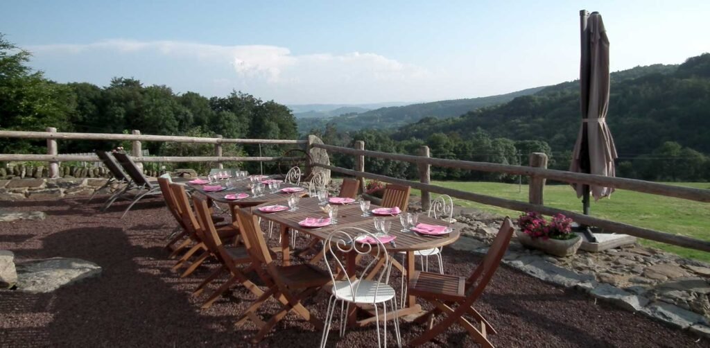 Table dressée sur la terrasse face à la vallée